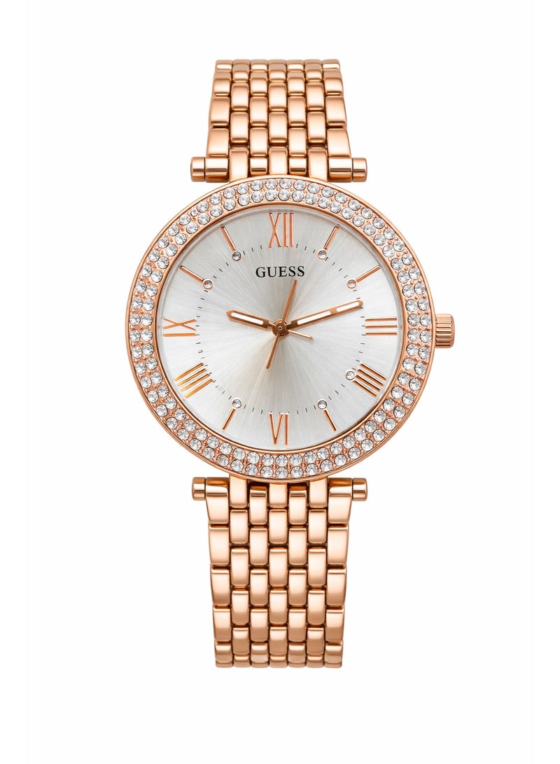 ساعة يد نسائية من جيس GUESS – سوار ستانلس ستيل روز جولد، إطار مرصّع بالكريستال، مينا فضية بنقشة شمسية